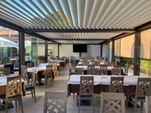 Tende da sole, ombrelloni, gazebo o pergolati? Pergola bioclimatica di un ristorante